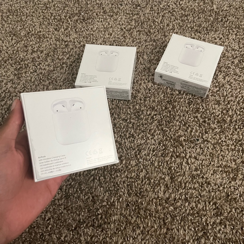 AirPods - Picture 4 of 5